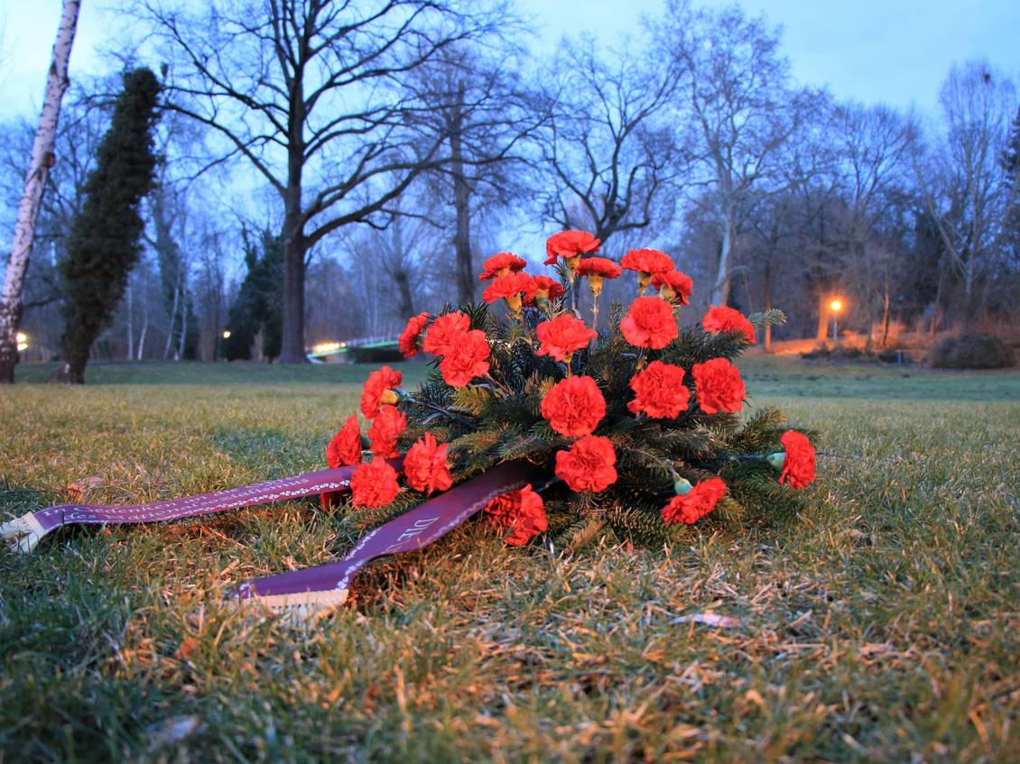 Das Foto zeigt einen niedergelegten Blumenkranz.