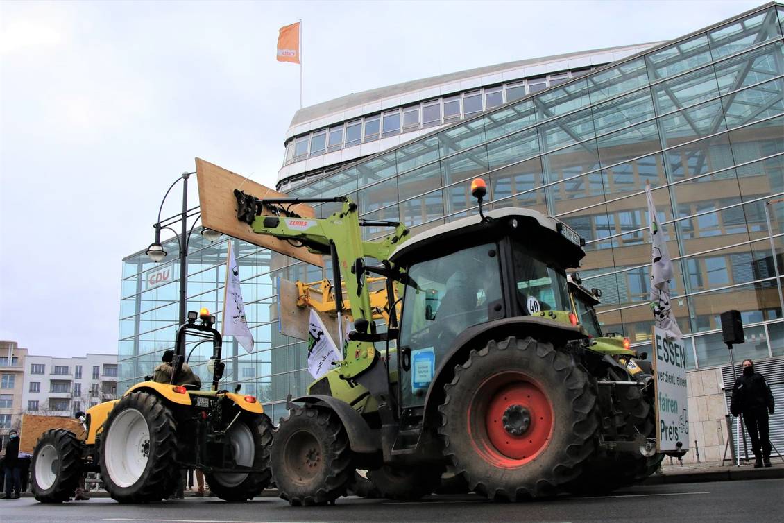 Das Foto zeigt einen Traktor vor einem Gebäude.