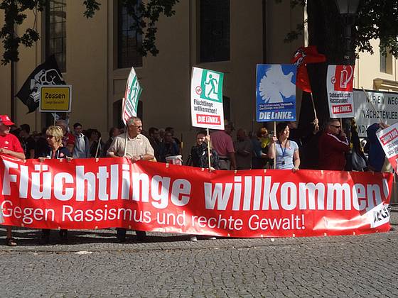 Das Foto zeigt eine Gruppe von Personen mit Plakaten.