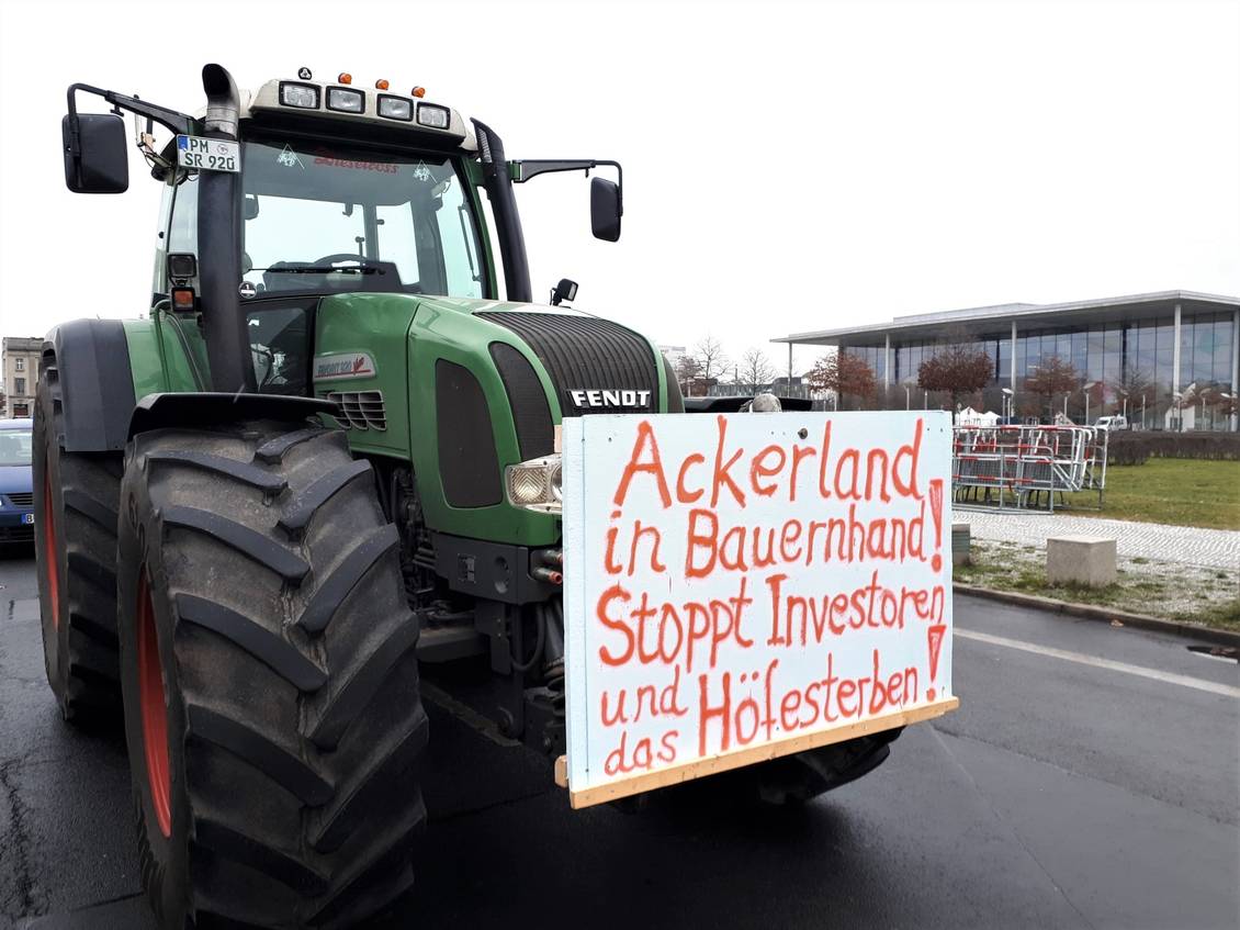 Das Foto zeigt einen Traktor.