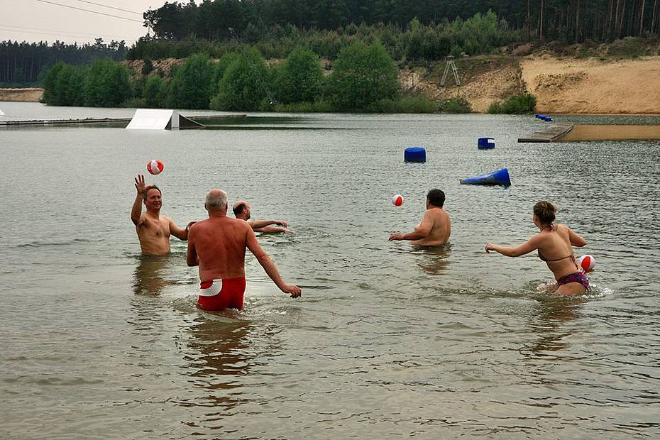 Das Foto zeigt eine Gruppe von Personen im Wasser.