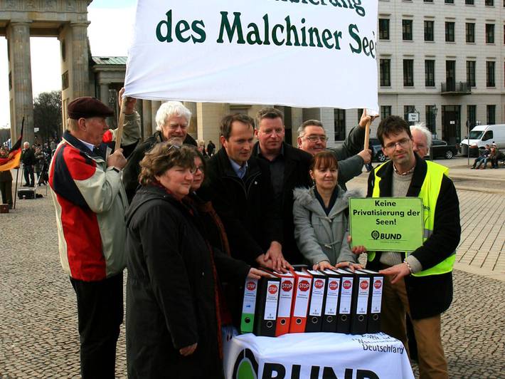 Das Foto zeigt mehrere Personen.