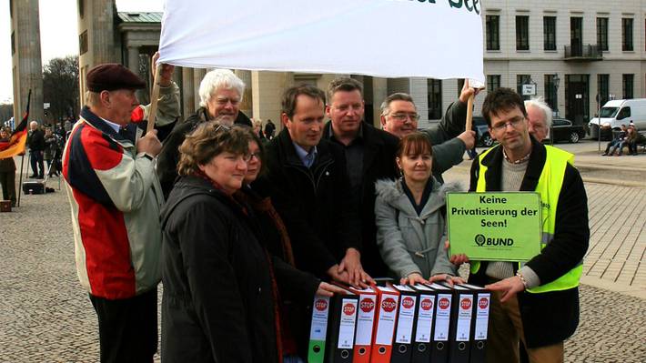 Das Foto zeigt mehrere Personen.