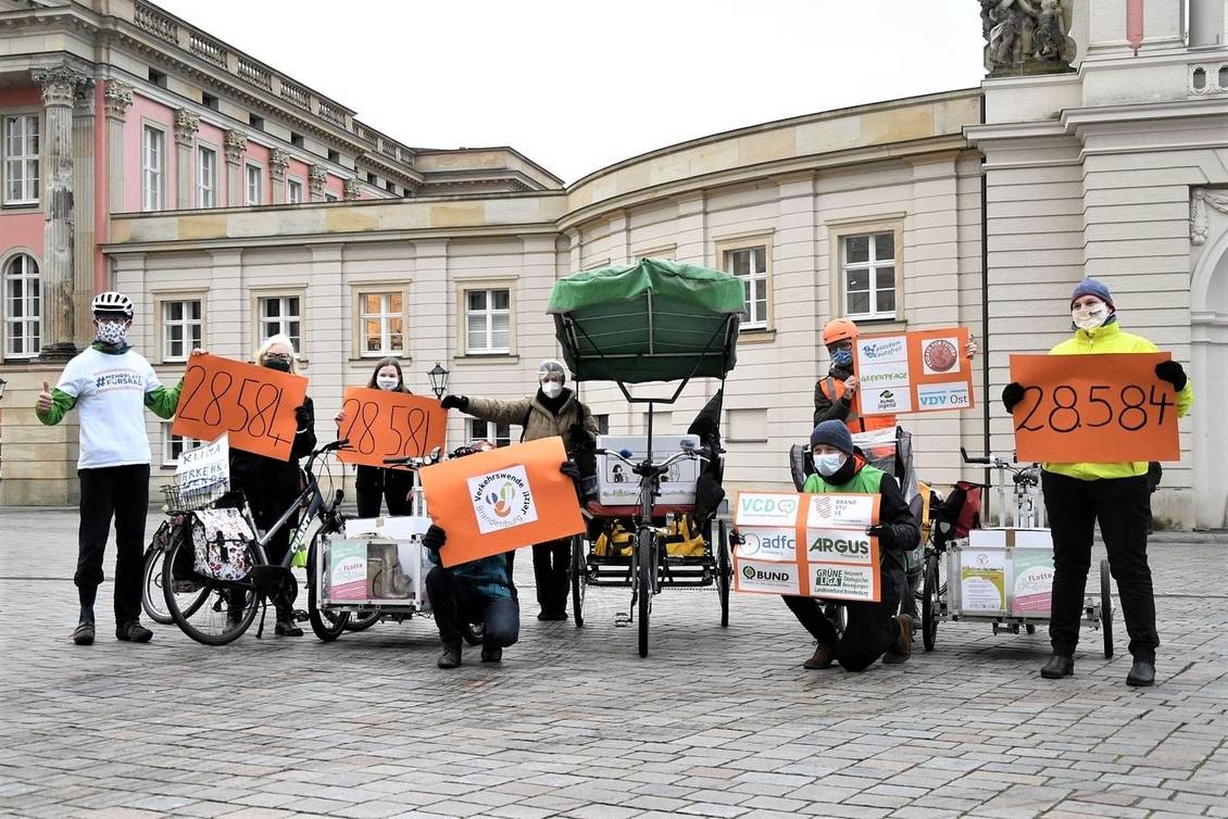 Das Foto zeigt eine Gruppe von Personen.